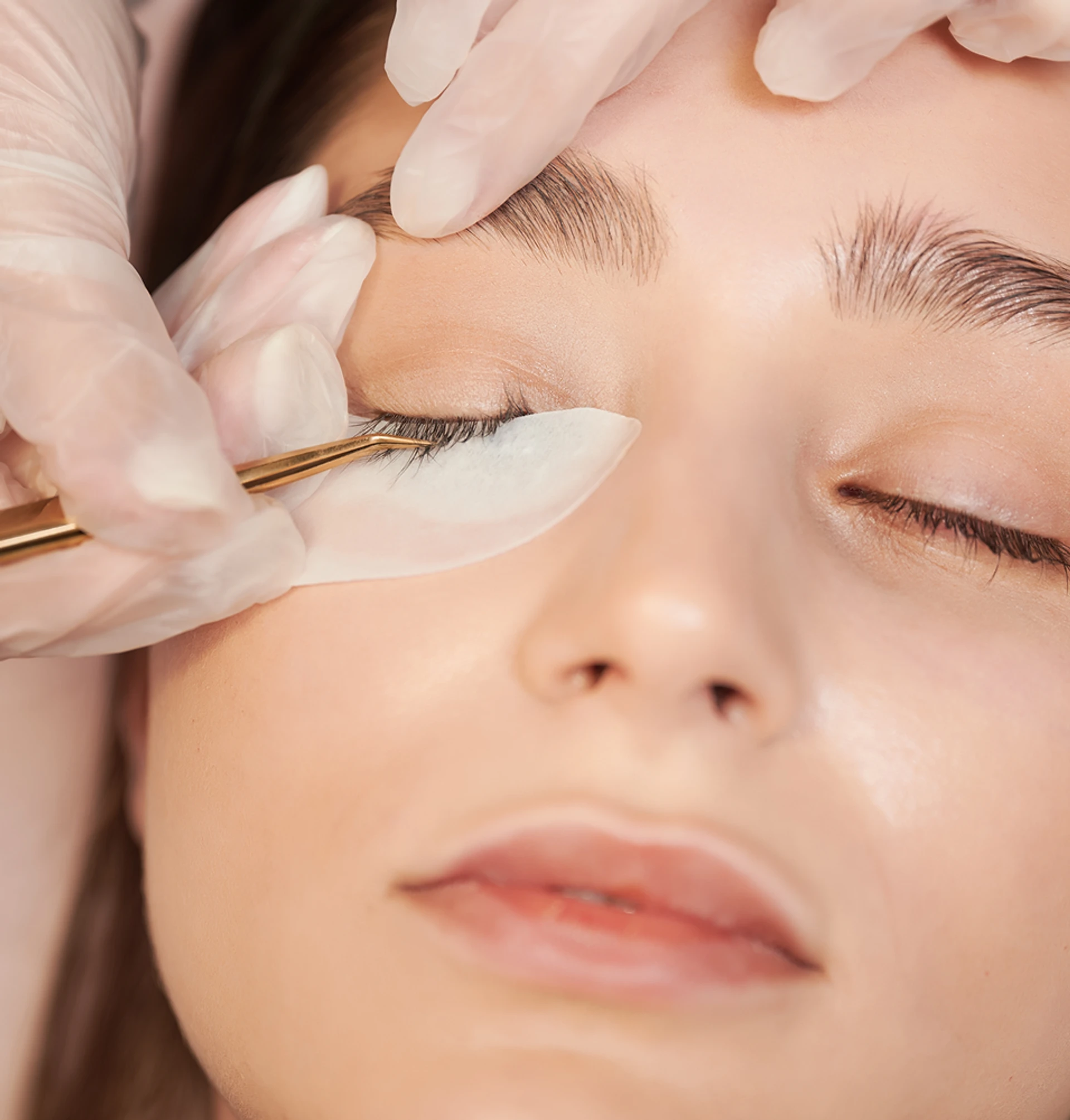 femme appliquant des extensions de cils femme appliquant des extensions de cils