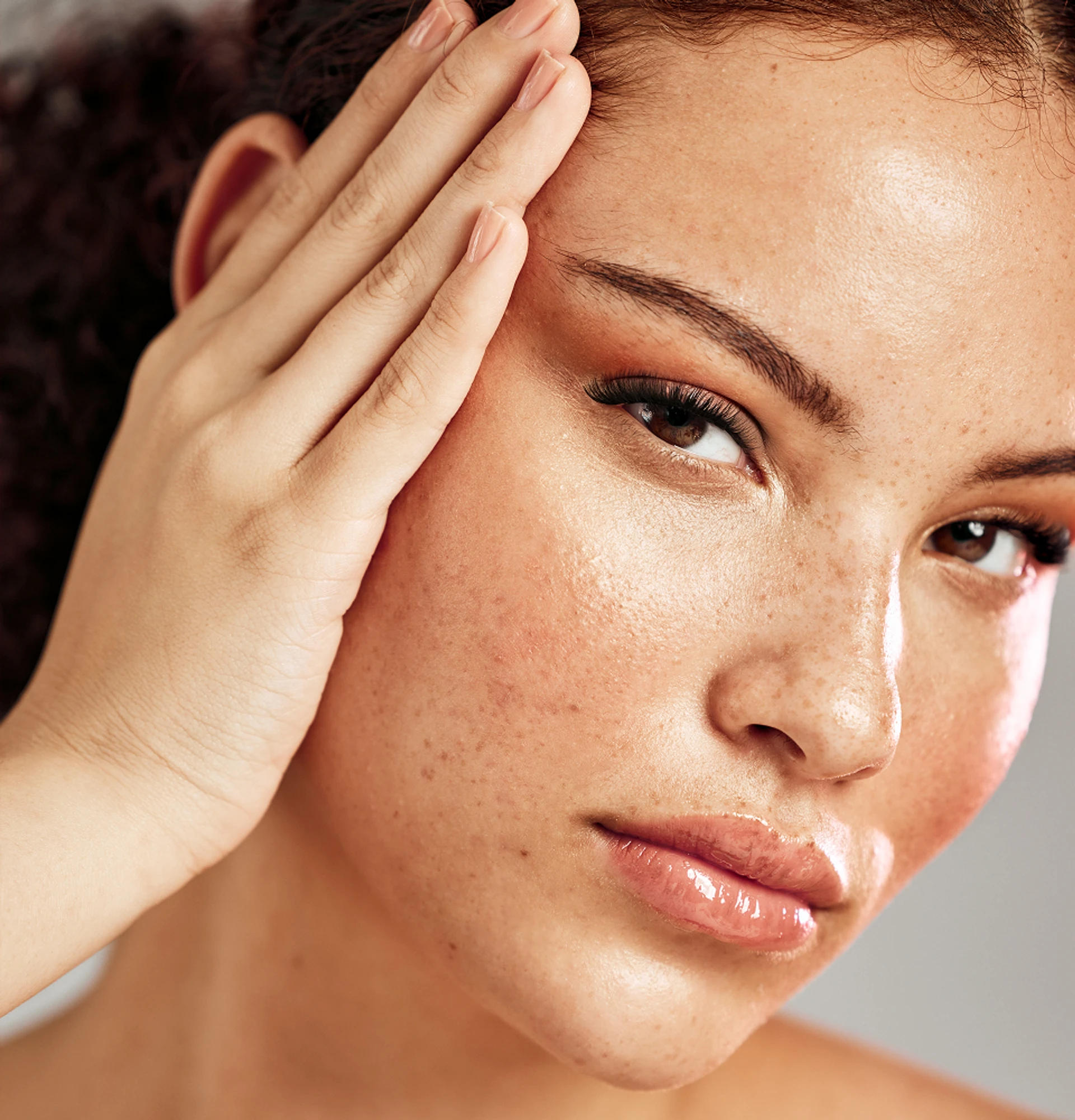 femme avec extensions de cils